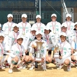 全国高校選抜大会のソフトボール女子で３年ぶり４度目の優勝を果たした兵庫大須磨ノ浦の選手たち＝神戸市須磨区