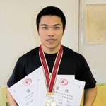 全国高校選抜大会の重量挙げ男子７１キロ級で初優勝した家島の岡田勇人＝姫路市家島町の同校