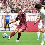 神戸-Ｃ大阪　前半、味方にスルーパスを送る神戸の大迫＝２９日午後、ノエビアスタジアム神戸（撮影・風斗雅博）