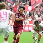 神戸-Ｃ大阪　前半、ドリブルで相手陣に攻め込む神戸の広瀬（中央）＝２９日午後、ノエビアスタジアム神戸（撮影・風斗雅博）