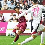 神戸-Ｃ大阪　前半、狙い澄ませたシュートを放つ神戸の佐々木（奧）＝２９日午後、ノエビアスタジアム神戸（撮影・風斗雅博）