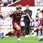 神戸-Ｃ大阪　前半、ドリブルで攻め込む神戸の大迫（中央）＝２９日午後、ノエビアスタジアム神戸（撮影・風斗雅博）