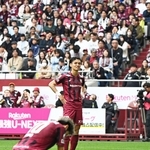 神戸-Ｃ大阪　前半、シュートが枠内に収まらず悔しそうな表情を見せる神戸の佐々木（奧）＝２９日午後、ノエビアスタジアム神戸（撮影・風斗雅博）