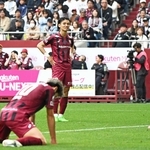 神戸－Ｃ大阪　前半、シュートが枠内に収まらず悔しそうな表情を見せる神戸の佐々木（中央奥）＝撮影・風斗雅博