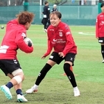 長野戦に向けて調整するＩＮＡＣ神戸のＦＷ吉田（中央）＝神戸市東灘区、神戸レディースフットボールセンター