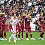 神戸-Ｃ大阪　ＰＫ戦の末に敗れ、悔しそうな表情をにじませる神戸の酒井（右から４人目）ら＝２９日午後、ノエビアスタジアム神戸（撮影・風斗雅博）