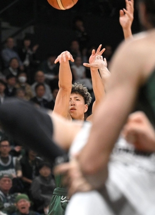神戸-鹿児島　第１クオーター、３点シュートを決める神戸の木村＝ジーライオンアリーナ神戸（撮影・大田将之）