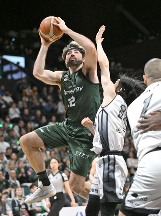神戸-鹿児島　第２クオーター、シュートを決める神戸のメイ＝ジーライオンアリーナ神戸（撮影・大田将之）