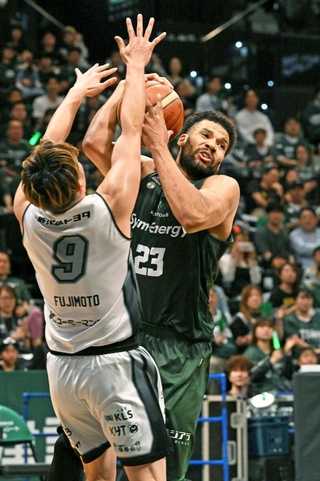 神戸－鹿児島　第４クオーター、相手選手に攻撃を阻まれる神戸のチャイルズ（撮影・斎藤雅志）