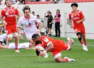 神戸-三重　前半31分、神戸のＷＴＢブルアがトライを決め、12-７と勝ち越す