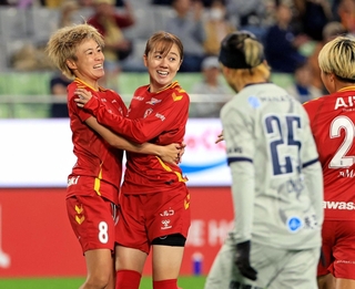 ＩＮＡＣ神戸-長野　前半２分、先制ゴールを決め祝福を受ける神戸のＭＦ吉田莉胡（左から２人目）＝ノエビアスタジアム神戸（撮影・吉田敦史）