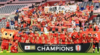 ４季ぶりの優勝を果たし歓喜するＩＮＡＣ神戸の選手らとサポーター＝３日午後、神戸市兵庫区のノエビアスタジアム神戸（撮影・吉田敦史）