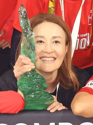 ４季ぶりの優勝を果たし、トロフィーを手に選手たちに囲まれるＩＮＡＣ神戸の宮本ともみ監督（下中央）＝ノエビアスタジアム神戸（撮影・吉田敦史）