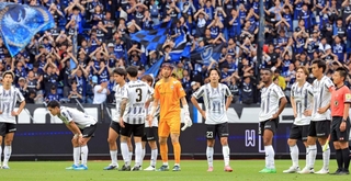 Ｇ大阪に完敗し、うなだれる神戸イレブン＝パナソニックスタジアム吹田（撮影・吉田敦史）