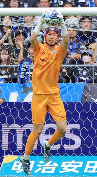 大量失点から立ち直り、無失点勝利を目指す神戸の前川＝大阪・パナソニックスタジアム吹田（撮影・吉田敦史）