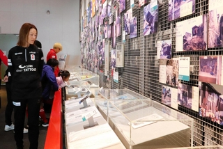 阪神・淡路大震災の展示を見学するＩＮＡＣ神戸の宮本ともみ監督（左）ら＝神戸市中央区脇浜海岸通１、人と防災未来センター
