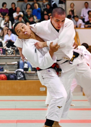 男子73キロ級決勝　延長の末に２連覇を飾った報徳高の福井大心（左）