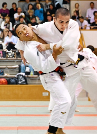 男子73キロ級決勝　延長の末に２連覇を飾った報徳高の福井大心（左）