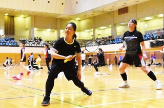 １部優勝決定戦・川西Ａ-緑ケ丘Ａ　第３ダブルスで攻める川西Ａの溝裕美（手前）と竹藤華梨のペア