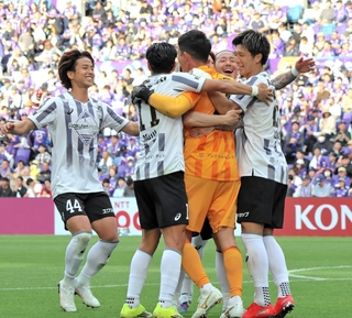 広島－神戸　ＰＫ戦の末に神戸が３試合ぶりの白星を飾り、権田を中心に同点弾の小松（右端）らが歓喜の輪をつくる