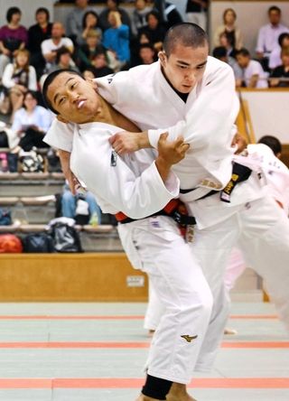 男子７３キロ級決勝　延長の末に２連覇を飾った報徳高の福井大心（左）