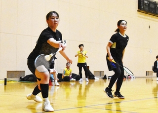 １部優勝決定戦・川西Ａ-緑ケ丘Ａ　第３ダブルスで攻める川西Ａの竹藤華梨（左）と溝裕美のペア