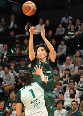 神戸－横浜ＥＸ　第４クオーター、シュートを放つ神戸の金田＝ジーライオンアリーナ神戸（撮影・丸山桃奈）