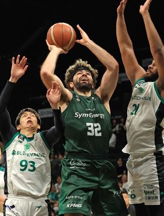 神戸－横浜ＥＸ　第１クオーター、シュートを放つ神戸のメイ＝ジーライオンアリーナ－（撮影・丸山桃奈）