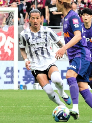 今季も中盤を献身的に支える神戸の井手口＝６日、エディオンピースウイング広島