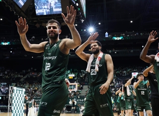 プレーオフ決勝に進み、スタンドへあいさつするセーレム（左端）ら＝ジーライオンアリーナ神戸（撮影・丸山桃奈）