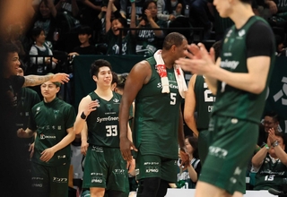 プレーオフ決勝に進み、笑顔を見せる笹倉（３３）ら（撮影・丸山桃奈）
