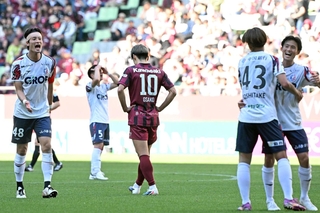 岡山に０-３で完敗し、肩を落とす神戸の大迫（中央）＝１０日午後、ノエビアスタジアム神戸（撮影・風斗雅博）