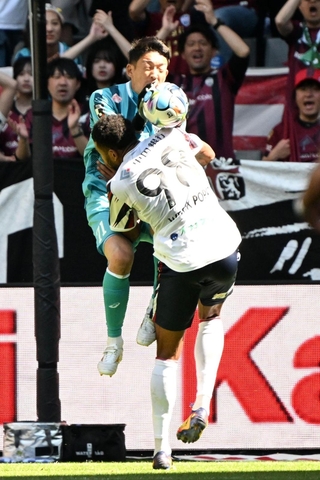 神戸-岡山　前半、岡山のポポと交錯する神戸の権田＝１０日午後、ノエビアスタジアム神戸（撮影・風斗雅博）