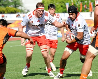 東京ベイ-神戸　前半３５分、神戸のロック、カウリートゥイオティ（右）がトライを決め、１５-１４と逆転する（©　ＫＯＢＥ　ＳＴＥＥＬ，　ＬＴＤ．）
