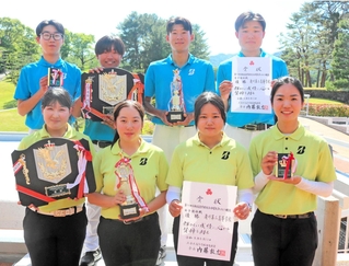 ゴルフ団体で男女優勝を果たした滝川第二の選手たち