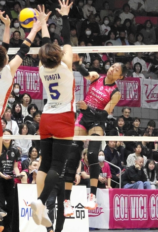 今季は不完全燃焼に終わった宮部藍梨（右）＝３月２９日、姫路市のヴィクトリーナ・ウインク体育館