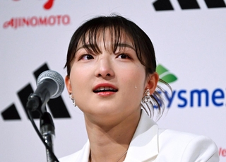 引退会見で涙が頰を伝う坂本花織＝１３日午前、神戸市中央区港島中町６、神戸ポートピアホテル（撮影・斎藤雅志）