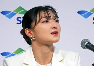 競技生活などをまとめた映像を見て、涙を浮かべる坂本花織＝１３日午前、神戸市中央区港島中町６、神戸ポートピアホテル（撮影・笠原次郎）