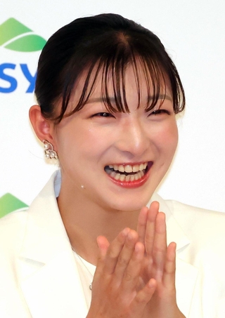 引退会見で涙を流しながら、笑みも浮かべる坂本花織＝１３日午前、神戸市中央区港島中町６、神戸ポートピアホテル（撮影・笠原次郎）