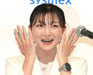 引退会見で涙でほほを濡らしながら、笑顔を見せる坂本花織＝１３日午前、神戸市中央区港島中町６、神戸ポートピアホテル（撮影・丸山桃奈）