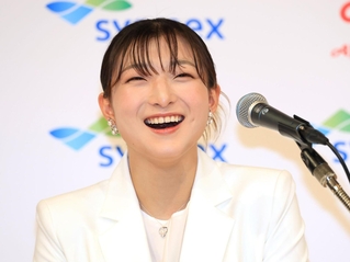 競技人生を笑顔で振り返る坂本花織＝１３日午前、神戸市中央区港島中町６、神戸ポートピアホテル（撮影・丸山桃奈）