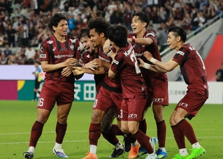 神戸-京都　後半、先制ゴールを決めて喜ぶンドカ（左から３人目）ら＝ノエビアスタジアム神戸（撮影・鈴木雅之）