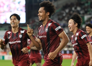 神戸-京都　後半、先制ゴールを決めて喜ぶンドカ（中央）＝ノエビアスタジアム神戸（撮影・鈴木雅之）