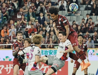 神戸-京都　後半、頭で先制ゴールを決めるンドカ（右上）＝撮影・鈴木雅之