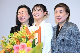 記念写真に納まる中野園子コーチ（右）、グレアム充子コーチ（左）と坂本花織＝１３日午前、神戸市中央区港島中町６、神戸ポートピアホテル（撮影・斎藤雅志）