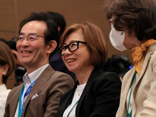 引退会見を笑顔で見守る小林芳子さん（中央）や土橋徹理事長（左）ら（撮影・丸山桃奈）