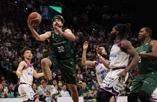 神戸-福島　第２クオーター、シュートを決める神戸・メイ（３２）＝ジーライオンアリーナ神戸（撮影・丸山桃奈）