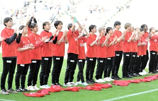 ＩＮＡＣ神戸－広島　試合後、スタンドのサポーターに感謝を伝えるＩＮＡＣ神戸の選手たち