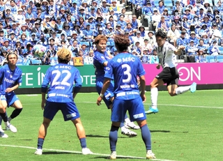 長崎－神戸　前半２７分、神戸の武藤（右端）がヘディングシュートを決め、１－１の同点に追いつく＝長崎市、ピーススタジアムｂｙＳｏｆｔＢａｎｋ