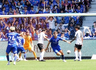 長崎－神戸　前半４５分、長崎のＣＫからエドゥアルド（右から２人目）に決められ、２－２の同点とされる＝長崎市のピーススタジアムｂｙＳｏｆｔＢａｎｋ